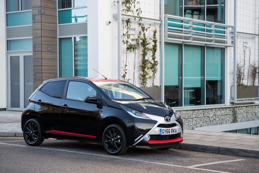  Toyota Aygo x-press 5-Door 2017 года  (UK) (фото 11 из 18)